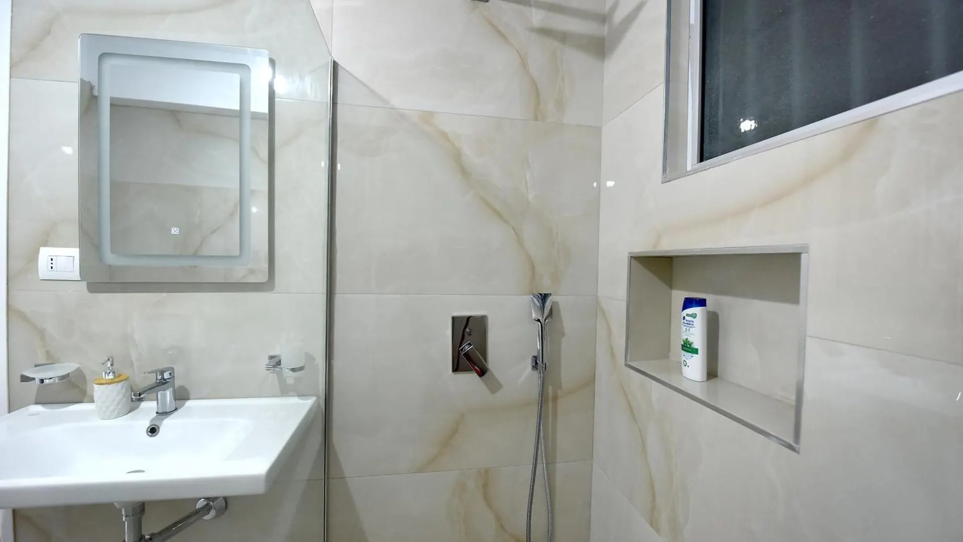 Liv Luxury Apartment Marina Bay Resort Vlore