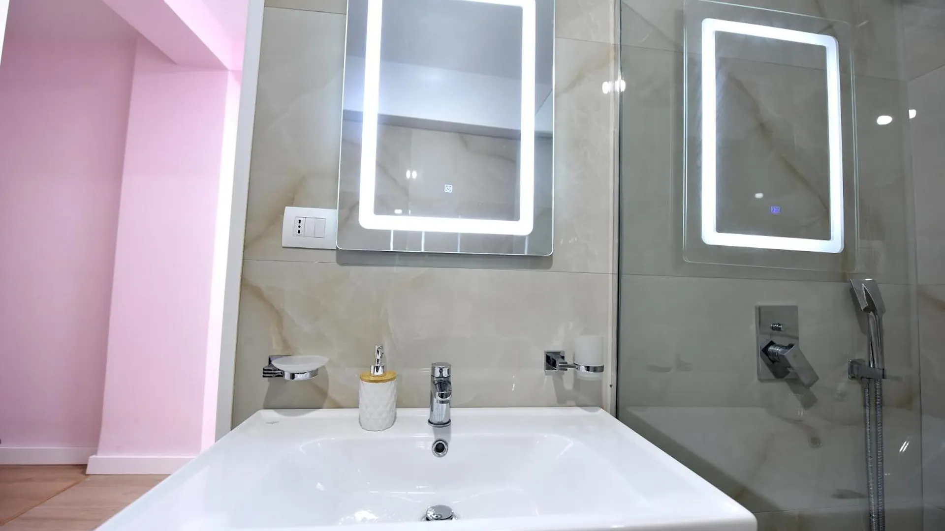 Liv Luxury Apartment Marina Bay Resort Vlore